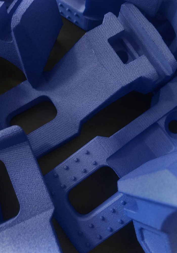 pièce bleue imprimée en 3D par frittage de poudre