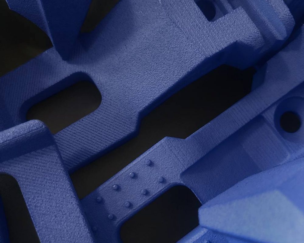 pièce bleue imprimée en 3D par frittage de poudre